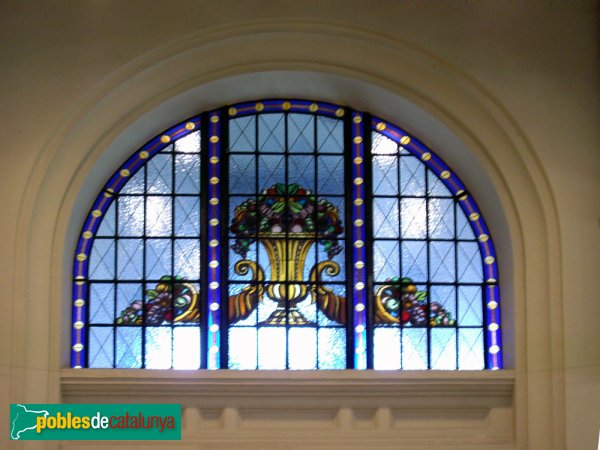 El Mercat, vitrall damunt d'una de les portes (Foto: Joan Sánchez Sabé, 2006) El Mercat, vitrall damunt d'una de les portes