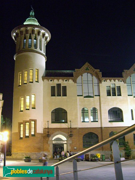 La façana de l'Obra Social de la Caixa de Sabadell, de nit (Foto: Joan Sánchez Sabé, 2006) La façana de l'Obra Social de la Caixa de Sabadell, de nit