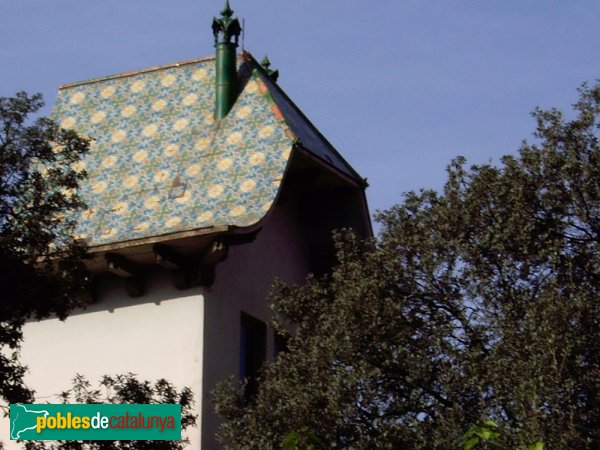 Escola Sant Gregori, detall del teulat de la torre (Foto: Joan Sánchez Sabé, 2006) Escola Sant Gregori, detall del teulat de la torre