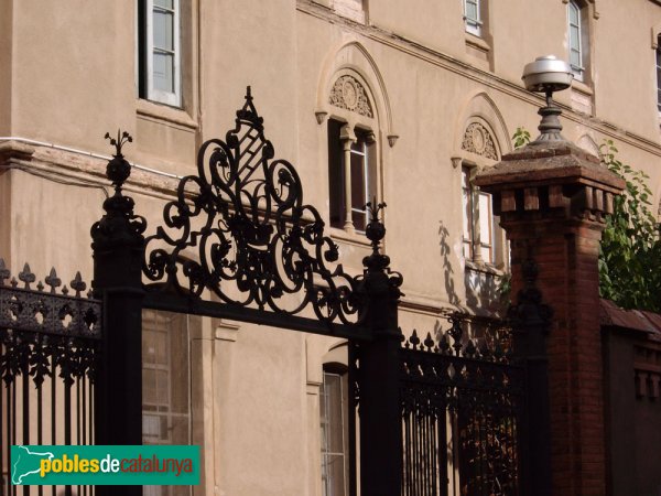 Escola Pia, detalls de reixes i finestres (Foto: Joan Sánchez Sabé, 2006) Escola Pia, detalls de reixes i finestres