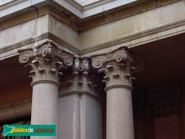 Gremi de Fabricants, detall dels capitells de les columnes (Foto: Joan Sánchez Sabé, 2006) Gremi de Fabricants, detall dels capitells de les columnes