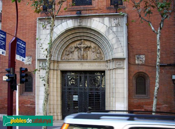 Església de la Santíssima Trinitat, porta de la Rambla (Foto: Joan Sánchez Sabé, 2006) Església de la Santíssima Trinitat, porta de la Rambla