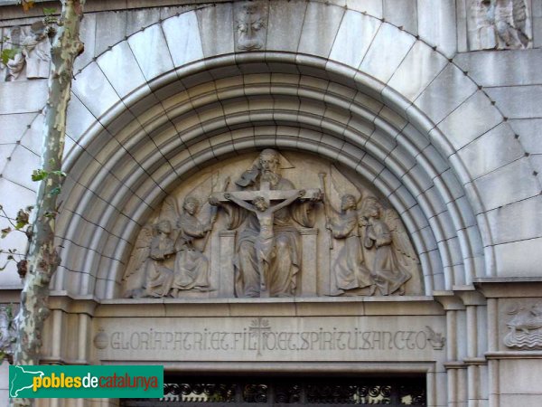 Església de la Santíssima Trinitat, timpà escultòric sobre el davallament de la Creu (Foto: Joan Sánchez Sabé, 2006) Església de la Santíssima Trinitat, timpà escultòric sobre el davallament de la Creu