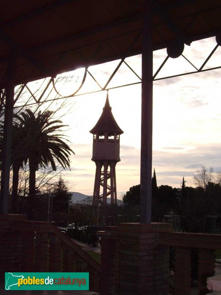 La Torre de l'Aigua, fotografiada des de la glorieta del Taulí (Foto: Joan Sánchez Sabé, 2007) La Torre de l'Aigua, fotografiada des de la glorieta del Taulí