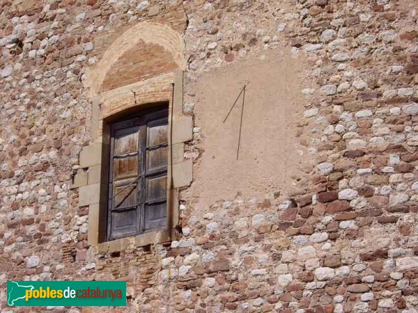 Rellotge de sol i finestra del castell