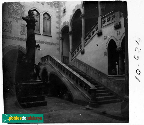 Escala de la Caixa d'Estalvis de Sabadell (Foto: Josep Salvany - Fons Salvany, Biblioteca de Catalunya, 1922) Escala de la Caixa d'Estalvis de Sabadell