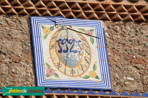 Torre del Bolet, rellotge de sol que ens indica la data de l'edifici (1921) (Foto: Joan Sánchez Sabé, 2007) Torre del Bolet, rellotge de sol que ens indica la data de l'edifici (1921)