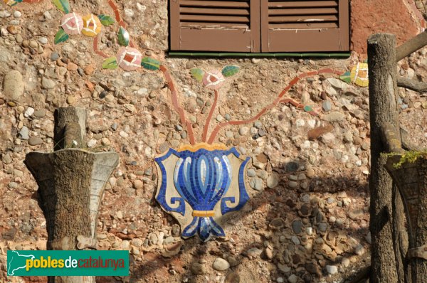 Torre del Bolet, decoració floral de la façana (Foto: Joan Sánchez Sabé, 2007) Torre del Bolet, decoració floral de la façana