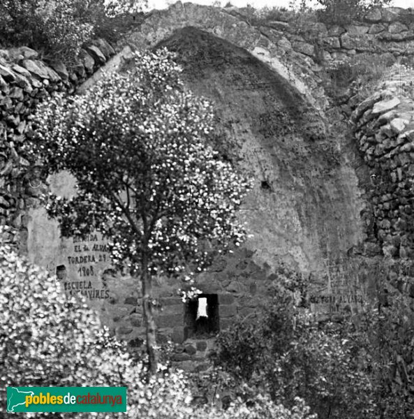 Palafolls - Capella del castell (Foto: Josep Salvany - Fons Salvany, Biblioteca de Catalunya, 1913) Palafolls - Capella del castell