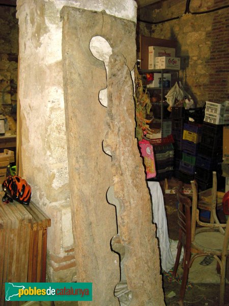 Vilallonga del Camp - Mas de Serra: aparell de tortura (Foto: Albert Esteves, 2008) Vilallonga del Camp - Mas de Serra: aparell de tortura