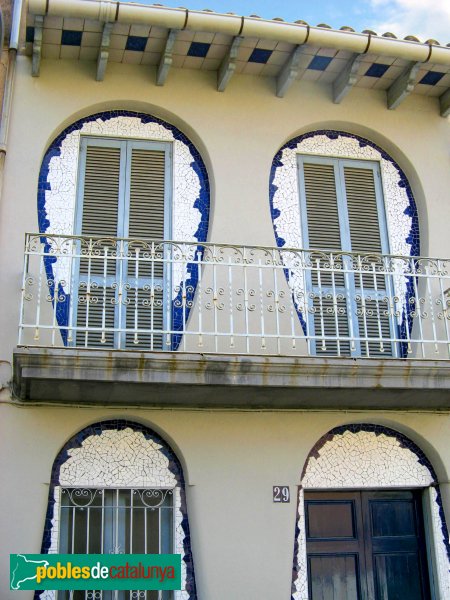 Cornellà de Llobregat - Carrer Ametller, 29 (Foto: Albert Esteves, 2008) Cornellà de Llobregat - Carrer Ametller, 29