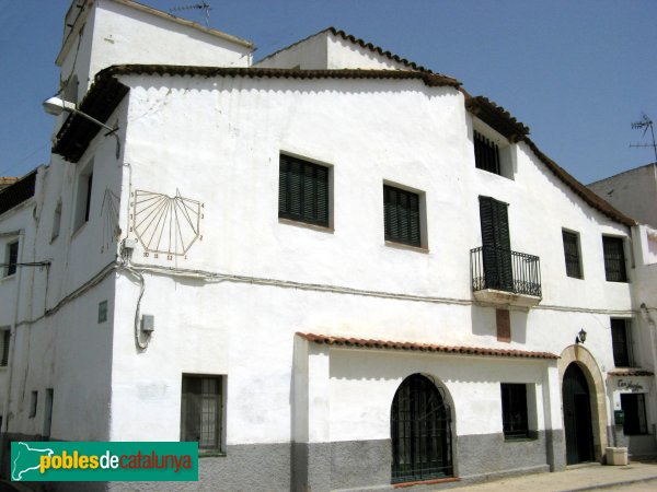 La Secuita - Les Gunyoles, casal de la plaça (Foto: Albert Esteves, 2008) La Secuita - Les Gunyoles, casal de la plaça