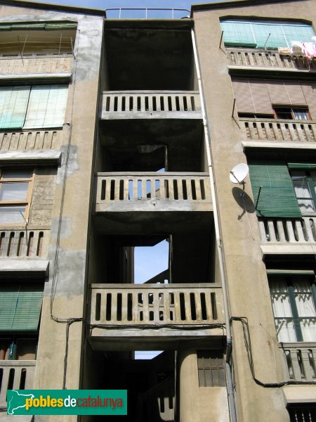 Sant Feliu de Llobregat - Pisos Bertrand (Foto: Albert Esteves, 2008) Sant Feliu de Llobregat - Pisos Bertrand