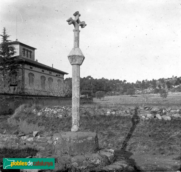 Begues - Creu de Terme (Foto: Josep Salvany - Fons Salvany, Biblioteca de Catalunya, 1916) Begues - Creu de Terme