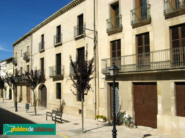 Ivars d'Urgell - Plaça Doctor Segarra (Foto: Albert Esteves, 2008) Ivars d'Urgell - Plaça Doctor Segarra