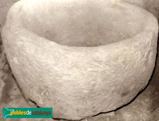 Argençola - Santa Maria de Clariana, pica baptismal (Foto: Rosa M. Asensi, cultura.gencat.net) Argençola - Santa Maria de Clariana, pica baptismal