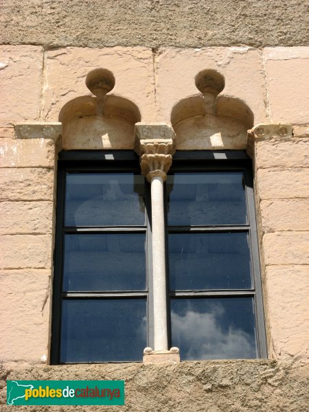 Collbató - Cal Tutor, finestra coronella (Foto: Albert Esteves, 2009) Collbató - Cal Tutor, finestra coronella