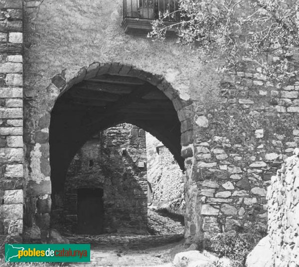 Collbató - Arc d'en Bros (Foto: Josep Salvany - Fons Salvany, Biblioteca de Catalunya, 1912) Collbató - Arc d'en Bros