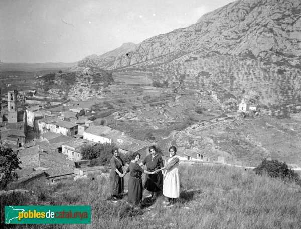 Collbató - Ermita de la Salut, vista des del castell (Foto: <i>Josep Salvany - Fons Salvany. Biblioteca de Catalunya</i>, 1922) Collbató - Ermita de la Salut, vista des del castell