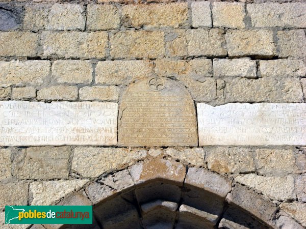 Sant Martí d'Empúries, església, làpides exteriors (Foto: Albert Esteves, 2009) Sant Martí d'Empúries, església, làpides exteriors