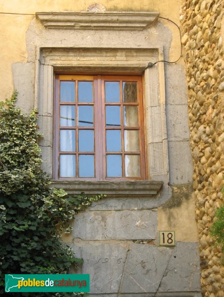 L'Armentera - Finestra i portal del 1596 (Foto: Albert Esteves, 2009) L'Armentera - Finestra i portal del 1596