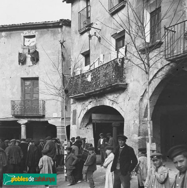Santa Coloma de Queralt - Plaça Major, 1914 (Foto: Joan Roig i Font, Fons Salvany-Biblioteca de Catalunya, 1914) Santa Coloma de Queralt - Plaça Major, 1914