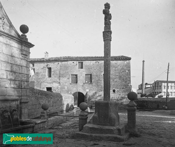 Santa Coloma de Queralt - Creu de la Font,1923 (Foto: Josep Salvany - Fons Salvany, Biblioteca de Catalunya, 1923) Santa Coloma de Queralt - Creu de la Font,1923