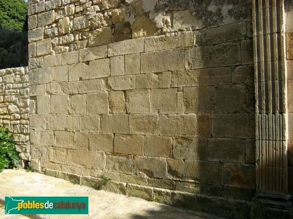 Savallà del Comtat - Església de Santa Maria Assumpta (Segura), carreus antics (Foto: Albert Esteves, 2009) Savallà del Comtat - Església de Santa Maria Assumpta (Segura), carreus antics