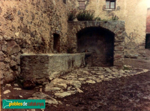 Lles - Poble de Músser. Font de la Plaça