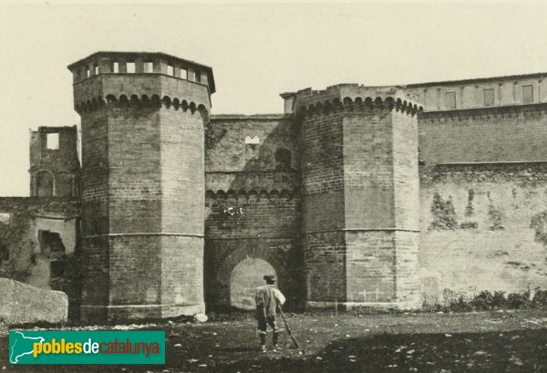 Monestir de Poblet - Porta Reial (Foto: <i>Del llibre "Barcelone et les grands sanctuaires catalans"</i>, 1913) Monestir de Poblet - Porta Reial