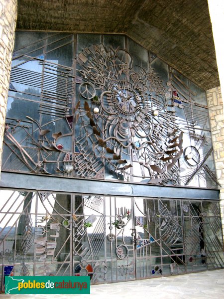 Sarral - Ermita dels Sants Metges, vidriera (Foto: Albert Esteves, 2010) Sarral - Ermita dels Sants Metges, vidriera