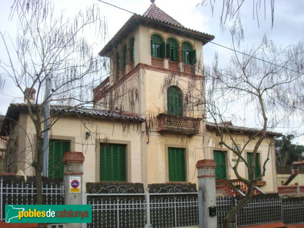 Cerdanyola - Casa Ramon Capdevila (Foto: <i>Isaac Fernández</i>, 2010) Cerdanyola - Casa Ramon Capdevila