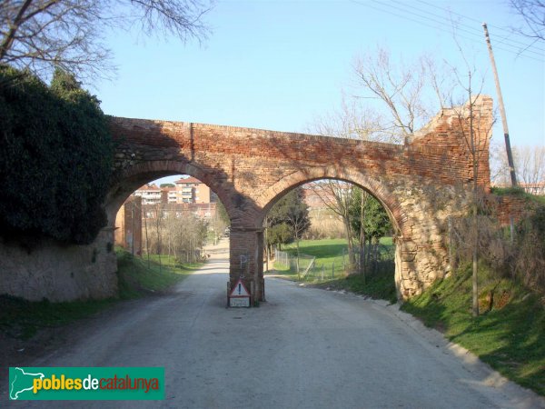 Cerdanyola - Aqüeducte (Foto: <i>Isaac Fernández</i>, 2010) Cerdanyola - Aqüeducte