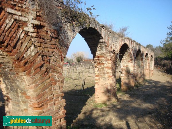 Cerdanyola - Aqüeducte (Foto: <i>Isaac Fernández</i>, 2010) Cerdanyola - Aqüeducte