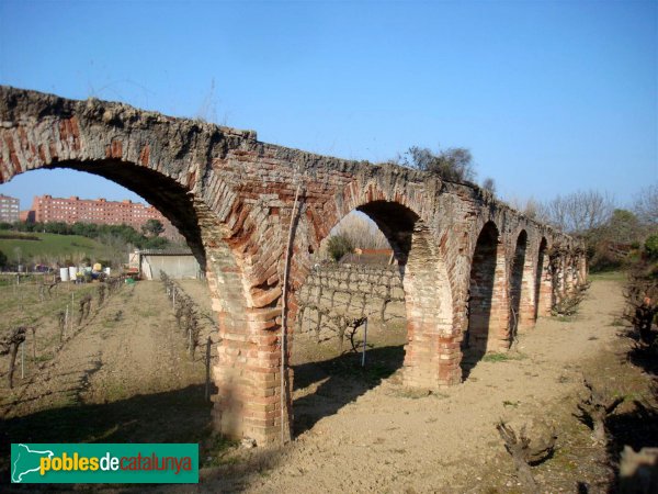 Cerdanyola - Aqüeducte (Foto: <i>Isaac Fernández</i>, 2010) Cerdanyola - Aqüeducte