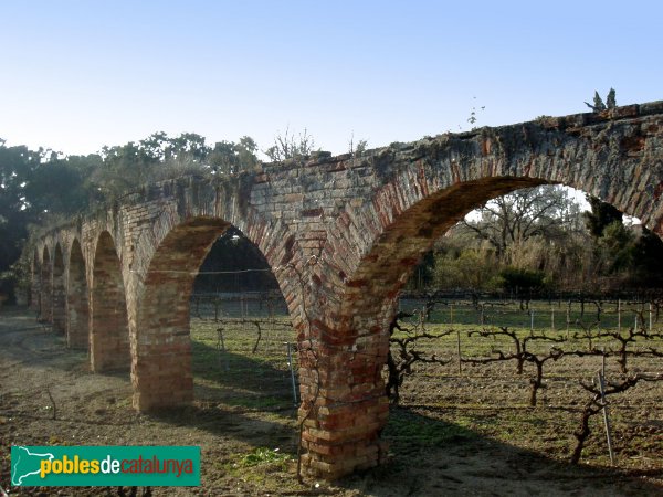 Cerdanyola - Aqüeducte (Foto: <i>Isaac Fernández</i>, 2010) Cerdanyola - Aqüeducte