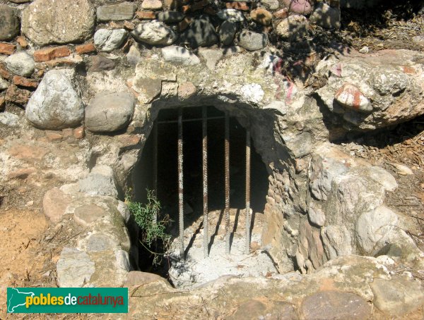 Santa Perpètua de Mogoda - Pou de glaç de Mogoda (Foto: Albert Esteves, 2010) Santa Perpètua de Mogoda - Pou de glaç de Mogoda