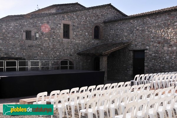 Can Cortès, pati posterior preparat per a la Festa Major (Foto: Joan Sánchez Sabé, 2010) Can Cortès, pati posterior preparat per a la Festa Major