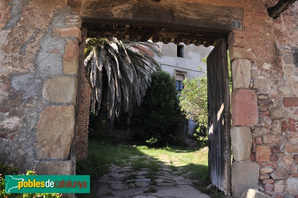 Can Cladelles, porta del pati (Foto: Joan Sánchez Sabé, 2010) Can Cladelles, porta del pati