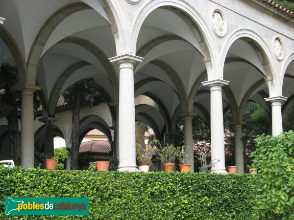 Barcelona - Església de Montserrat. Claustre (Foto: Albert Esteves, 2010) Barcelona - Església de Montserrat. Claustre