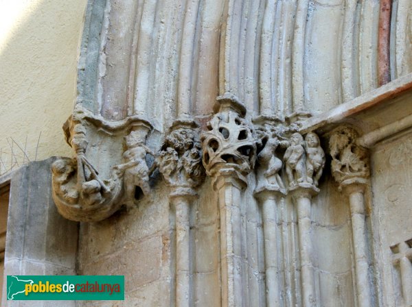Lloret de Mar - Església de Sant Romà, capitells (Foto: Albert Esteves, 2011) Lloret de Mar - Església de Sant Romà, capitells