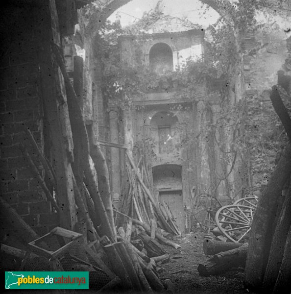 Hostalric - Casa de la Vila, capella, abans de la reforma (Foto: Josep Salvany -Fons Salvany-Biblioteca de Catalunya-, 1923) Hostalric - Casa de la Vila, capella, abans de la reforma