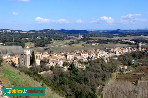 Hostalric - Carrer Major vist des del castell (Foto: Albert Esteves, 2011) Hostalric - Carrer Major vist des del castell