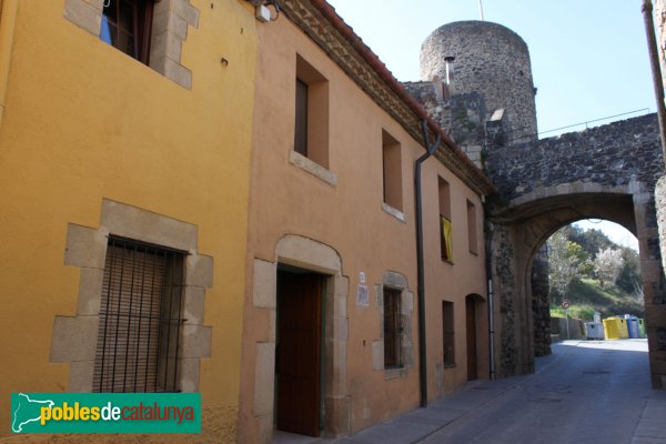 Hostalric - Carrer Major (Foto: Albert Esteves, 2011) Hostalric - Carrer Major