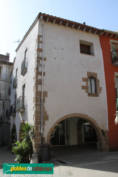 Arbúcies - Porxos de la Plaça de la Vila (Foto: Albert Esteves, 2011) Arbúcies - Porxos de la Plaça de la Vila