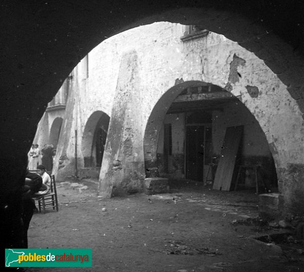 Arbúcies - Porxos de la Plaça de la Vila (Foto: <i>Josep Salvany - Fons Salvany, Biblioteca de Catalunya</i>, 1923) Arbúcies - Porxos de la Plaça de la Vila