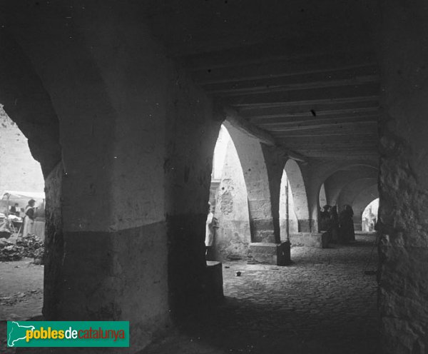 Arbúcies - Porxos de la Plaça de la Vila (Foto: <i>Josep Salvany - Fons Salvany, Biblioteca de Catalunya</i>, 1923) Arbúcies - Porxos de la Plaça de la Vila