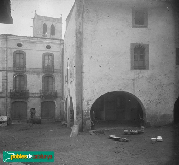 Arbúcies - Porxos de la Plaça de la Vila (Foto: <i>Josep Salvany, Fons Salvany-Biblioteca de Catalunya</i>, 1923) Arbúcies - Porxos de la Plaça de la Vila