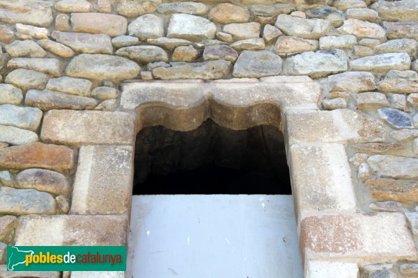 Osor - Can Margarits, finestral gòtic (Foto: Albert Esteves, 2011) Osor - Can Margarits, finestral gòtic