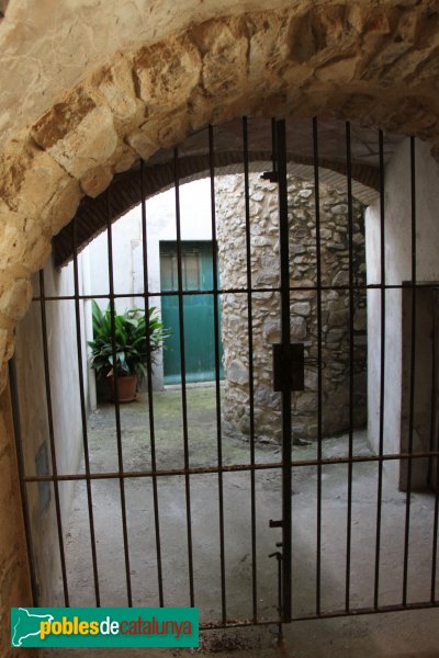 Avinyonet de Puigventós - Volta del carrer de Llers (Foto: Albert Esteves, 2011) Avinyonet de Puigventós - Volta del carrer de Llers